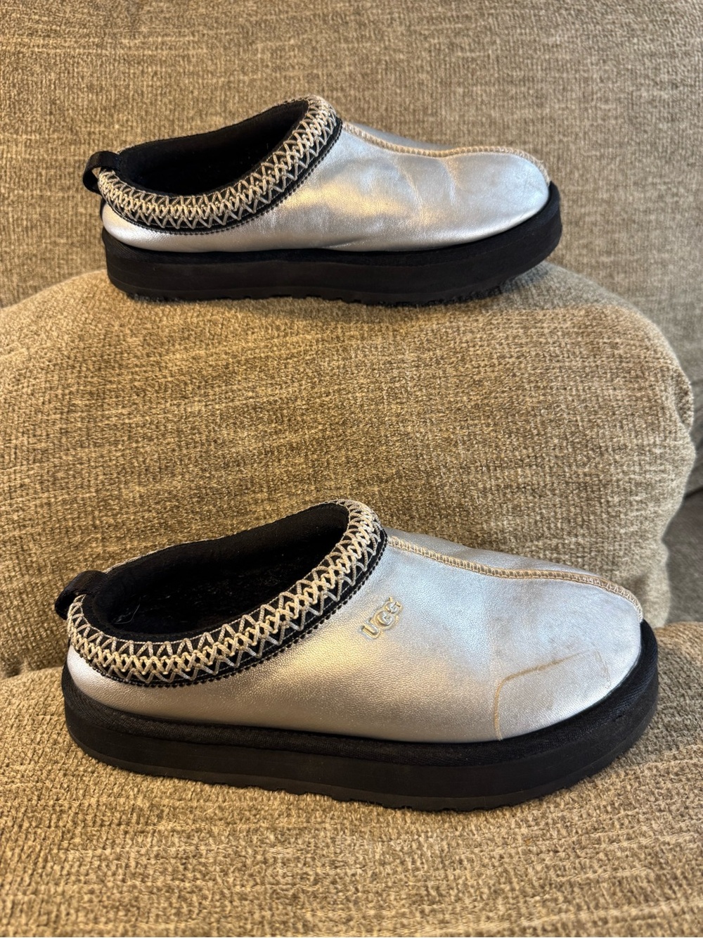 UGG Tazz Women’s Leather Slippers Silver Metallic Size 6